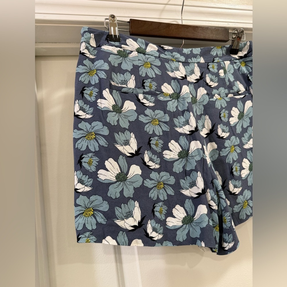 LOFT  Blue Floral Pleated Soft Shorts Size 6 - Picture 7 of 15